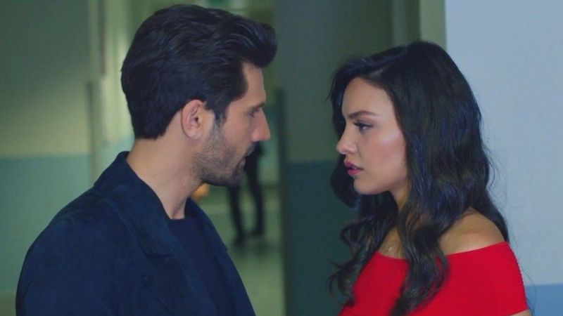 Kara Sevda'nın Zeynep'i otoparkta göbeğine kadar inen derin dekoltesiyle poz verdi, sosyal medya yıkıldı!