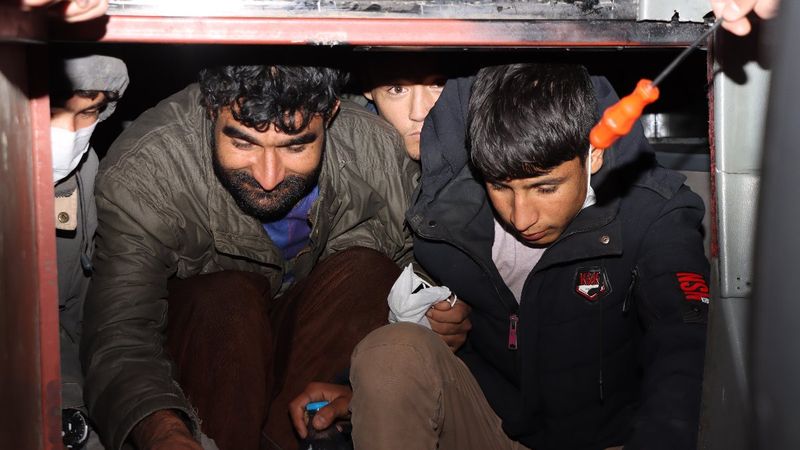 Van'da iki otobüsün gizli bölmelerinde göçmenler yakalandı
