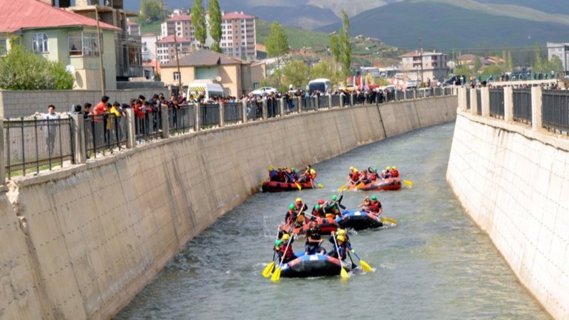 Yüksekova'da rafting heyecanı