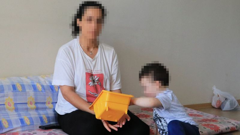 Adana'da sığındığı ablası sokağa attı