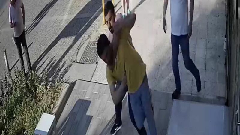 İzmir'de güvenlik kamerası tartışması: Doktoru darbettiler