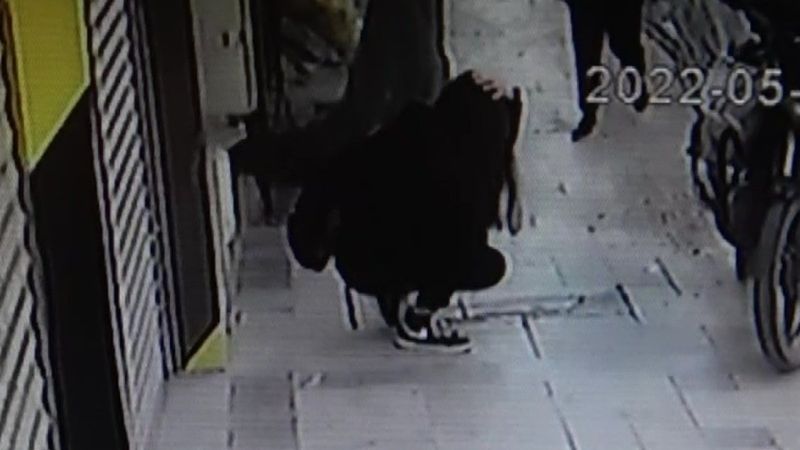 Denizli'de yürürken başına inşaat malzemesi düşen kız kanlar içinde kaldı