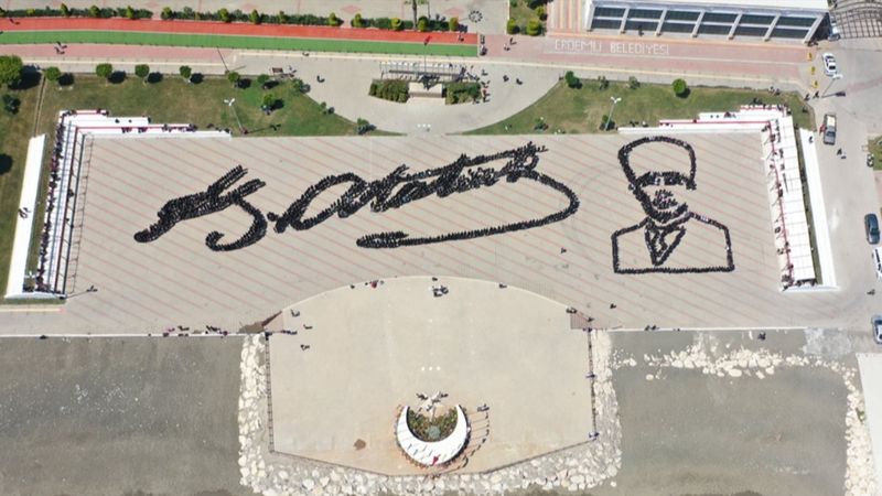 Mersin'de 1919 gencin beğeni toplayan gösterisi