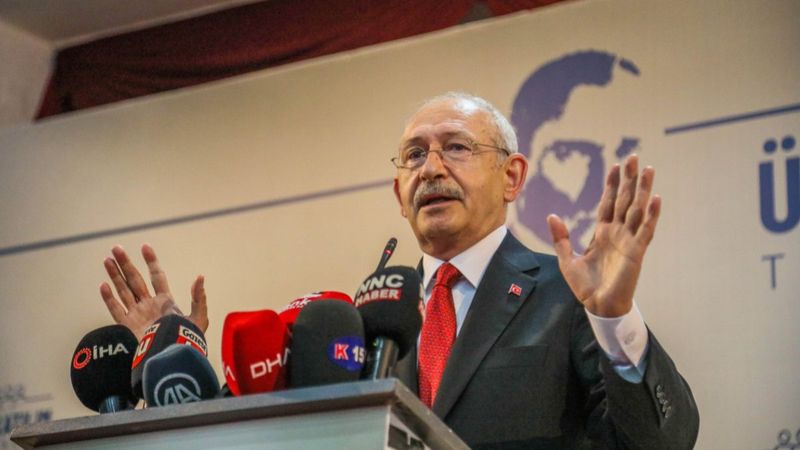 Kemal Kılıçdaroğlu, Burdur'da partisine yeni katılanlara rozetlerini taktı