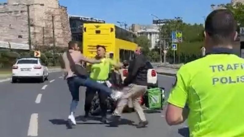 Fatih'te yol verme kavgası: Polis güçlükle ayırdı