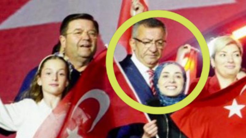 CHP'li Engin Altay'ın başörtülü parti üyesine bakışı