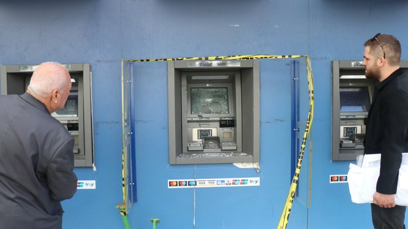 Sakarya'da psikolojik sorunlu adam ATM'yi kırdı