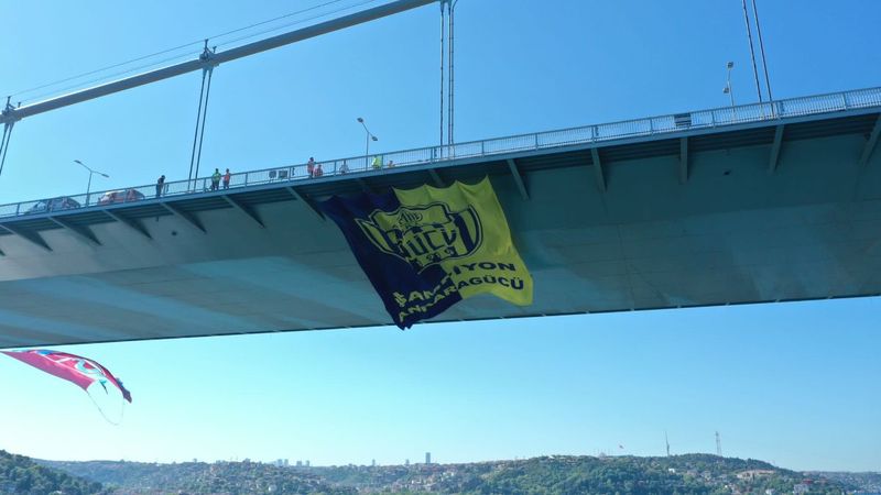 Ankaragücü bayrağı 15 Temmuz Şehitler Köprüsü'ne asıldı