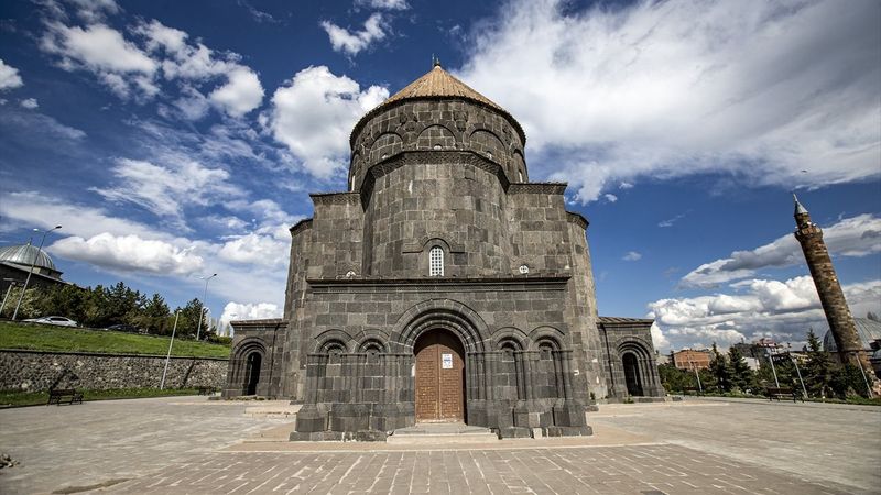 Tarihi Kümbet Camii, ihtişamıyla göz kamaştırıyor