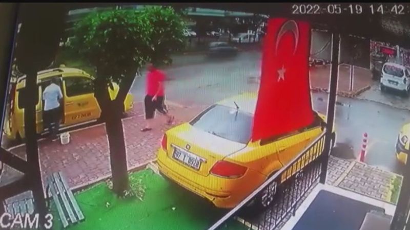 Antalya'da taksisini temizlerken arkadan çarptılar