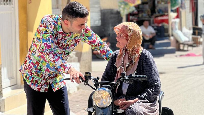 CZN Burak, engelli kadına tekerlekli sandalye gönderdi