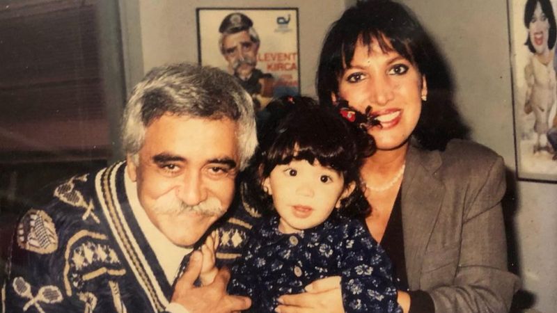 'Gülüşü aynı babası' Levent Kırca ve Oya Başar'ın kızı Ayşe Kırca'ya bakın...