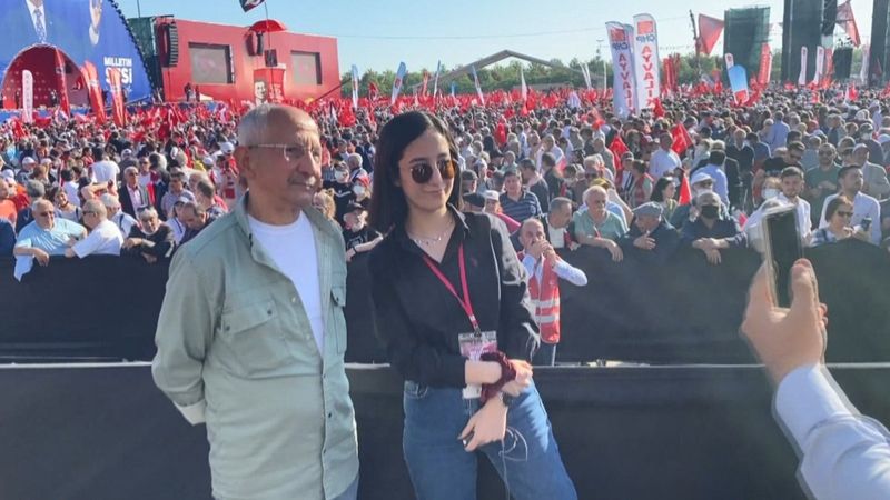 CHP'liler Kılıçdaroğlu benzeri ile fotoğraf çektirmek için yarıştı