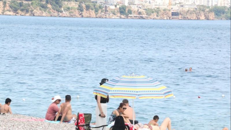 Antalya'nın bir yanı yazı bir yanı kışı yaşıyor