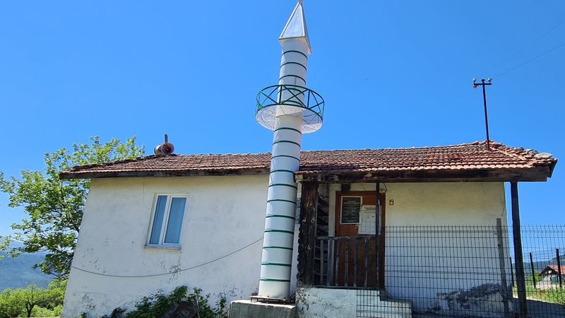 Karabük'teki caminin minaresi atık varillerden yapıldı