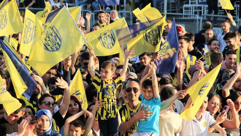 Ankaragücü şampiyonluk kupasını kaldırdı