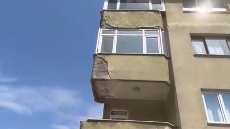 Üsküdar'da tehlike saçan bina