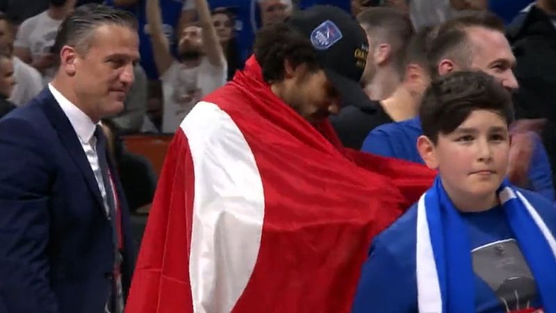 Shane Larkin, Türk bayrağıyla şampiyonluğu kutladı