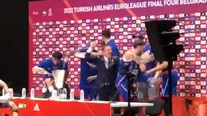 Anadolu Efes oyuncuları basın toplantısını bastı