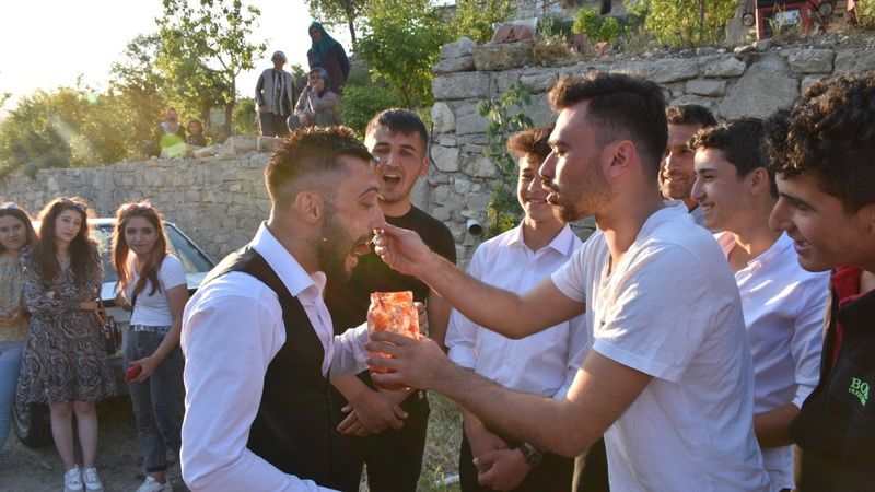 Manisa'da sağdıçlardan damada görülmemiş şaka