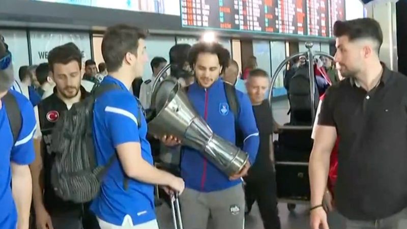 Şampiyon Anadolu Efes, Türkiye'ye döndü