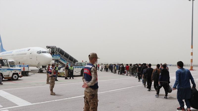 414 kaçak göçmen, Erzurum'dan Afganistan'a gönderildi