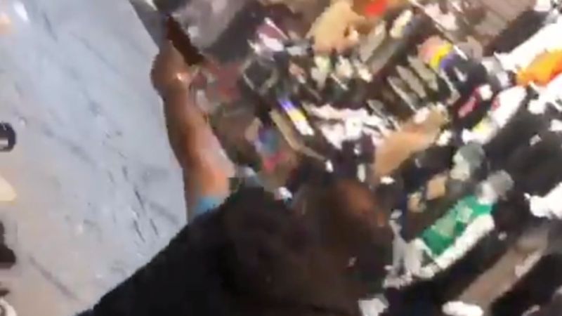 Beyazıt'taki çatışmada polis belindeki silahı esnafa kaptırdı