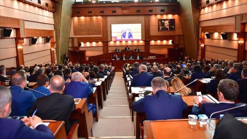 Ekrem İmamoğlu'nun veto ettiği öğrenci indirimi meclisten tekrar geçti