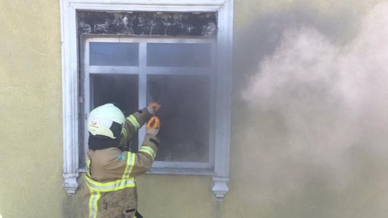 Balıkesir'de prizdeki şarj cihazı evi yaktı