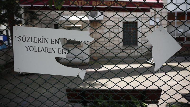 Fatih'te camiye asılı Hadis-i Şerif yazılı plakalar parçalandı