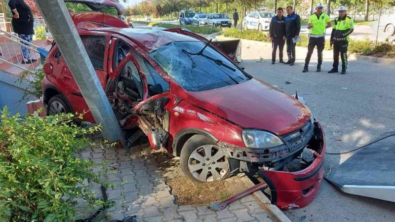 Isparta'da kontrolden çıkan araç, otomobilin üzerine uçtu