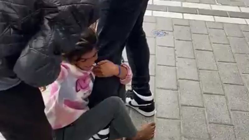 Fatih'te turistin bacağına sarılıp bırakmayan dilenci çocuk