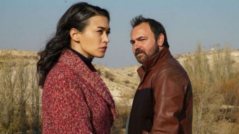 Gönül Dağı'nın Zahide'si derin dekoltesiyle ortalığı yaktı, kırmızı elbisesi akılları aldı! 'Sen neymişsin be'