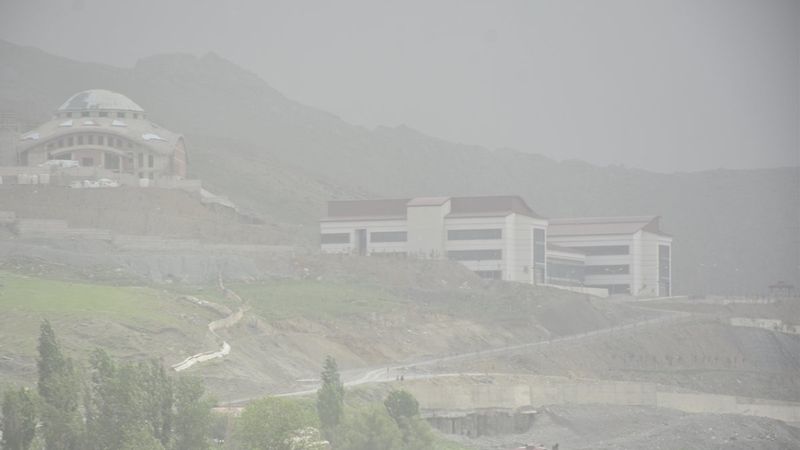 Hakkari'de toz taşınımı etkisini sürdürüyor