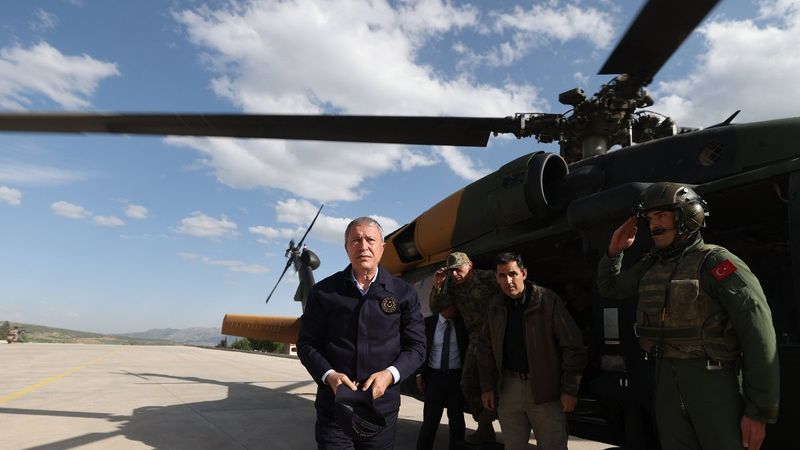 Hulusi Akar ve komutanlar Irak sınırında