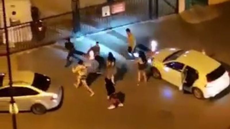 İstanbul'da kimlik soran polislere park dubasıyla saldırdılar