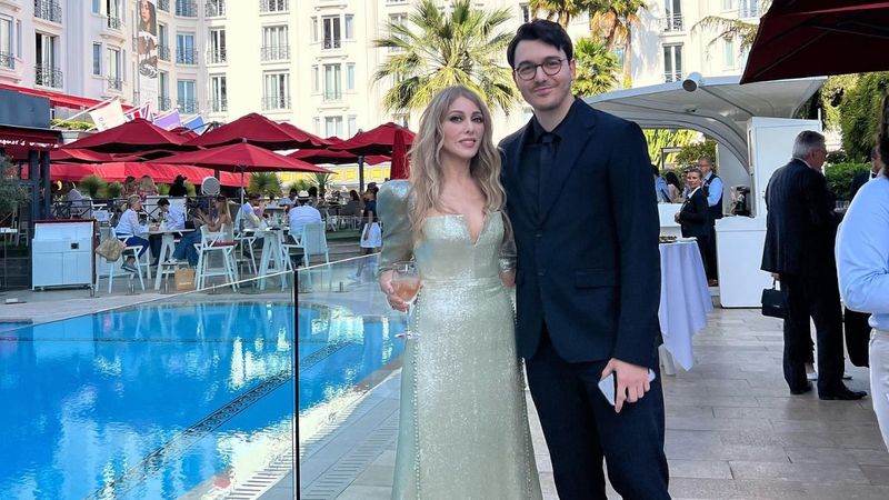 Oğlu Hira, Zerrin Tekindor'u Cannes'da yalnız bırakmadı