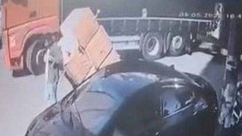 Fatih'te çekçek arabasıyla koli taşırken, tırın dorsesi çarptı