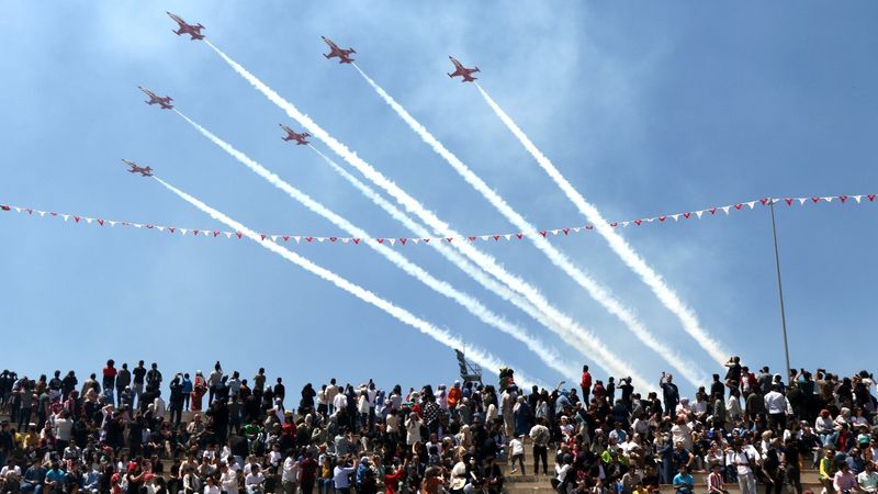 Erzincan'da Türk Yıldızları’nın nefes kesen akrobasi gösterisi