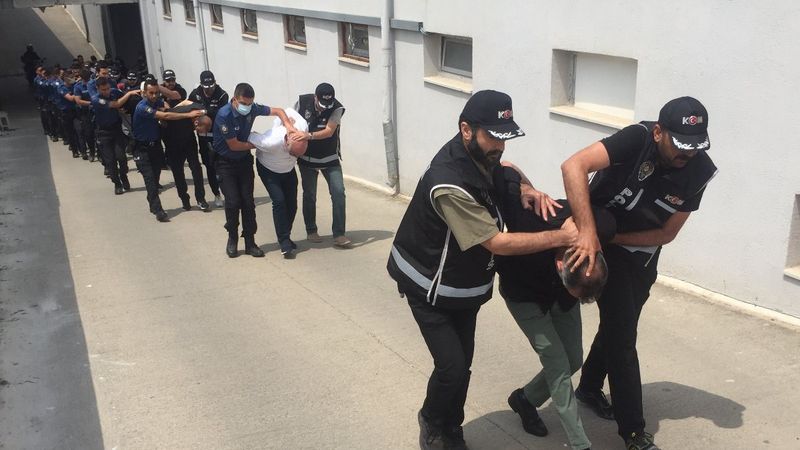 Adana'da kadınları ölümle tehdit edip fuhuş yaptıran çete çökertildi
