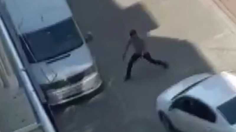 Mersin'de, sokak ortasında silahlı çatışma kamerada