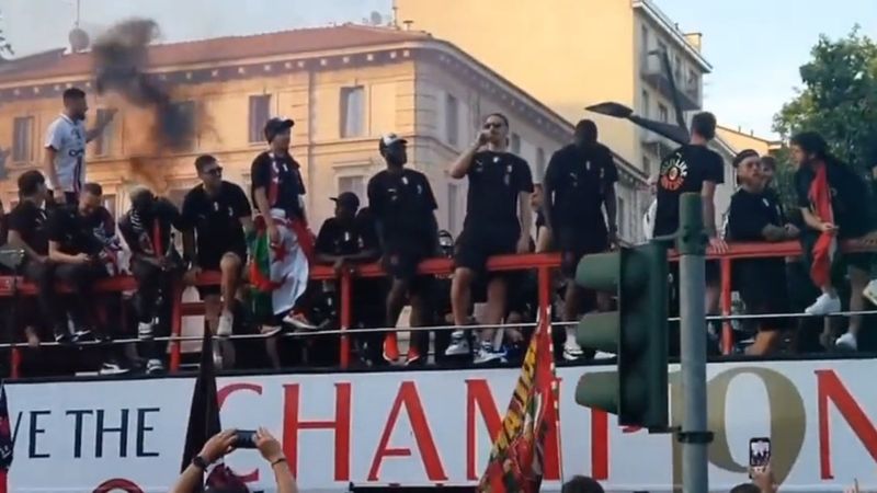 Ibrahimovic, kutlamalarda Hakan Çalhanoğlu'na sataştı