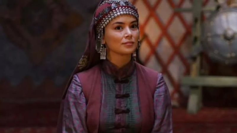 Osman Bey'in yengesi Savcı'nın eşi Lena derin dekoltesiyle esti geçti! Büstiyer bu kadar mı yakışır...