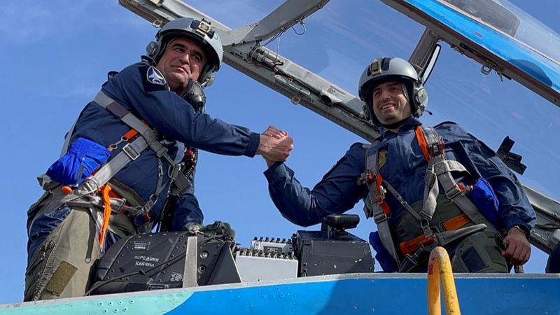 Selçuk Bayraktar Azerbaycan'da MİG-29 ile uçtu