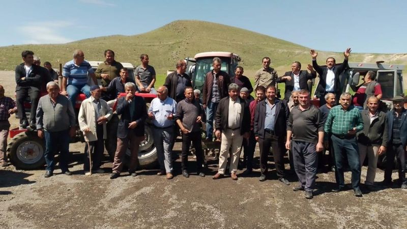 Kayseri'de mahalle sakinlerinden traktörlü ‘köpek barınağı’ eylemi