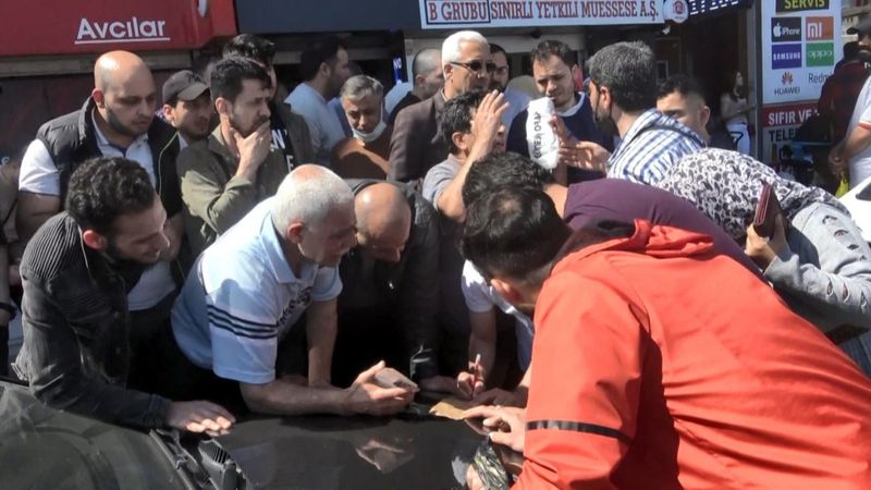 Göçmenler, Avrupa'da iş fırsatı sunan ofiste yoğunluk oluşturdu