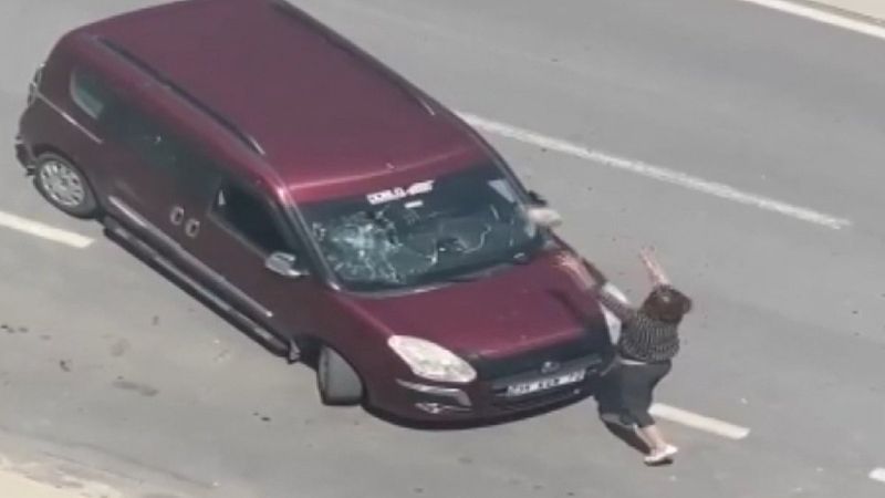 Beylikdüzü'nde kaza yaptı, ortalığı birbirine kattı