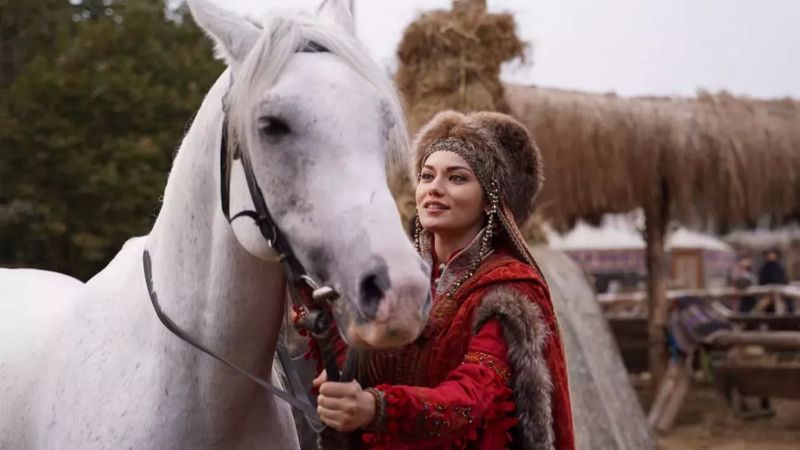 Fahriye Evcen süper mini elbisesiyle hayranlarına güzelliğini kanıtladı! 'Akça Hatun büyülüyorsun'