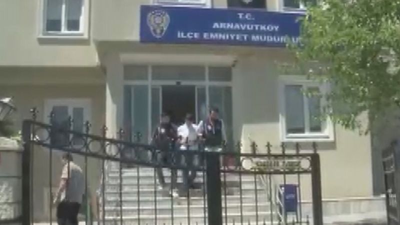 Arnavutköy'de uyuşturucu satan 2 şahsa suçüstü