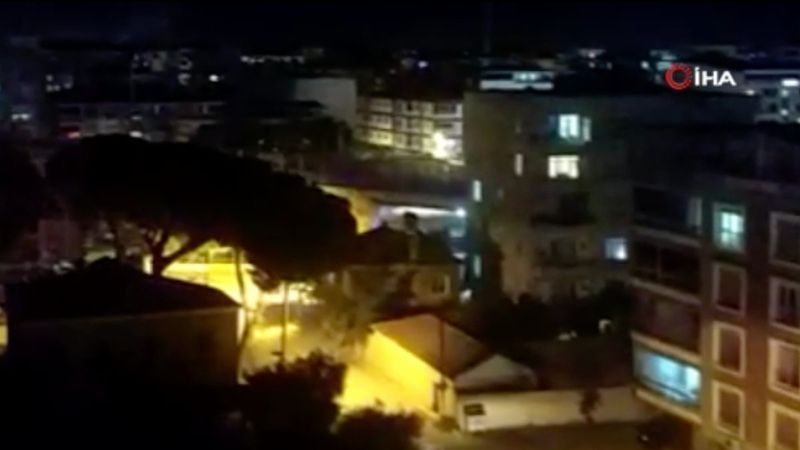 İzmir'de merkezi ezan sistemine girip, şarkı dinlettiler